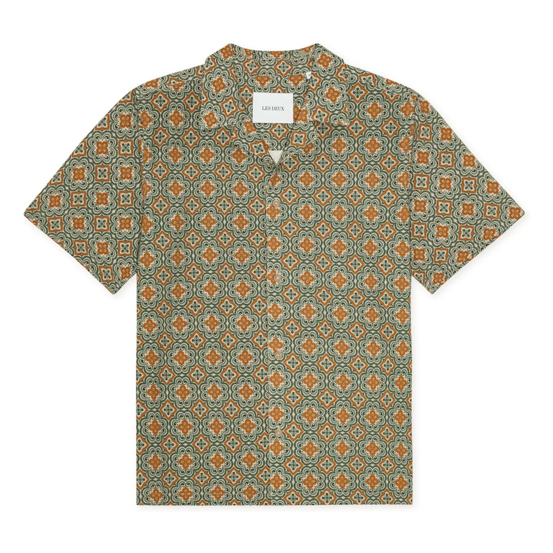 Les Deux - Camisa de manga corta de algodón orgánico Lukas Arabesque | Arcilla verde