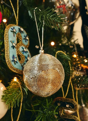 Anna + Nina - Brillante Bola de Navidad con "Merry" de Lunares | Plata