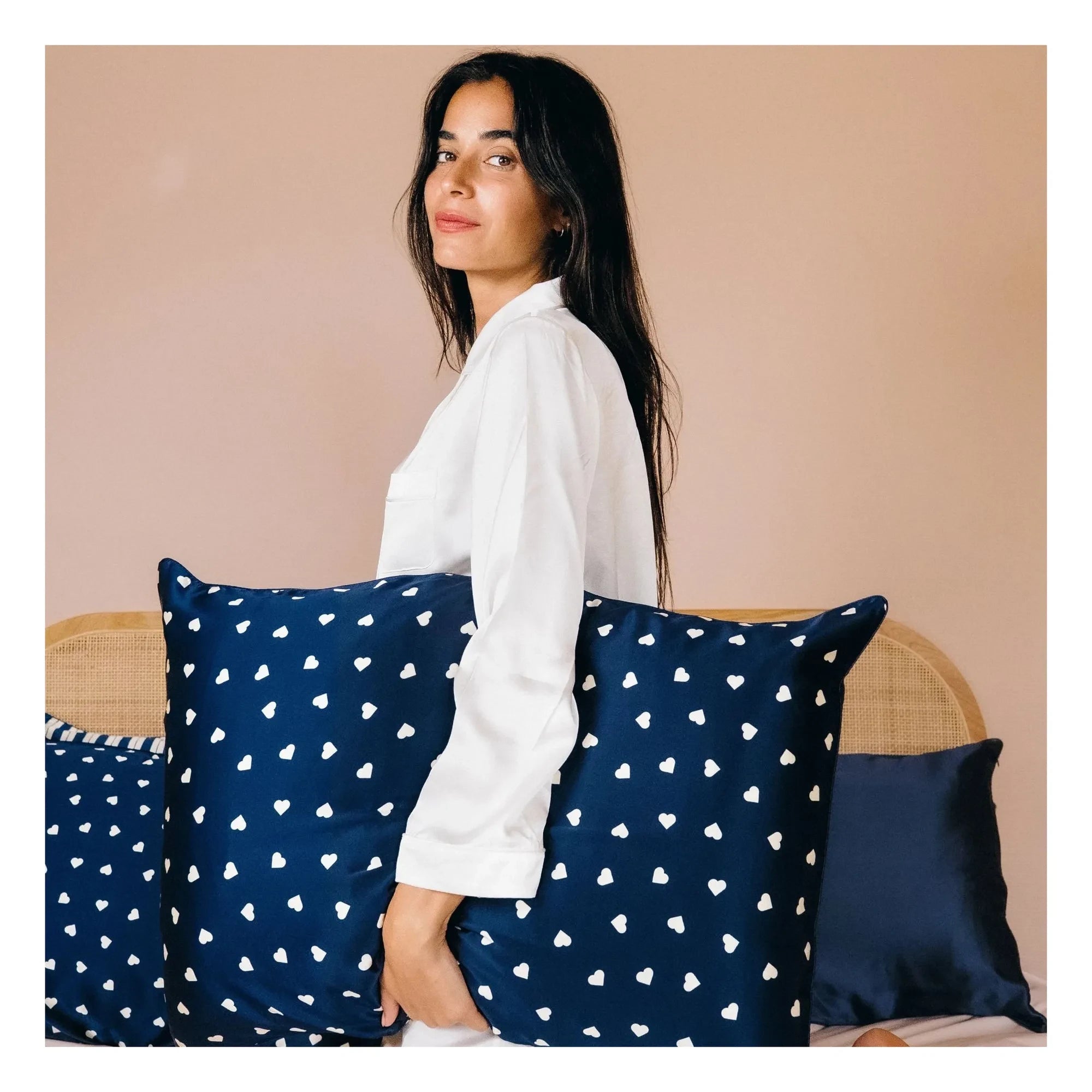 Emily's Pillow - Funda de almohada de seda de morera con estampado de corazones | Azul noche