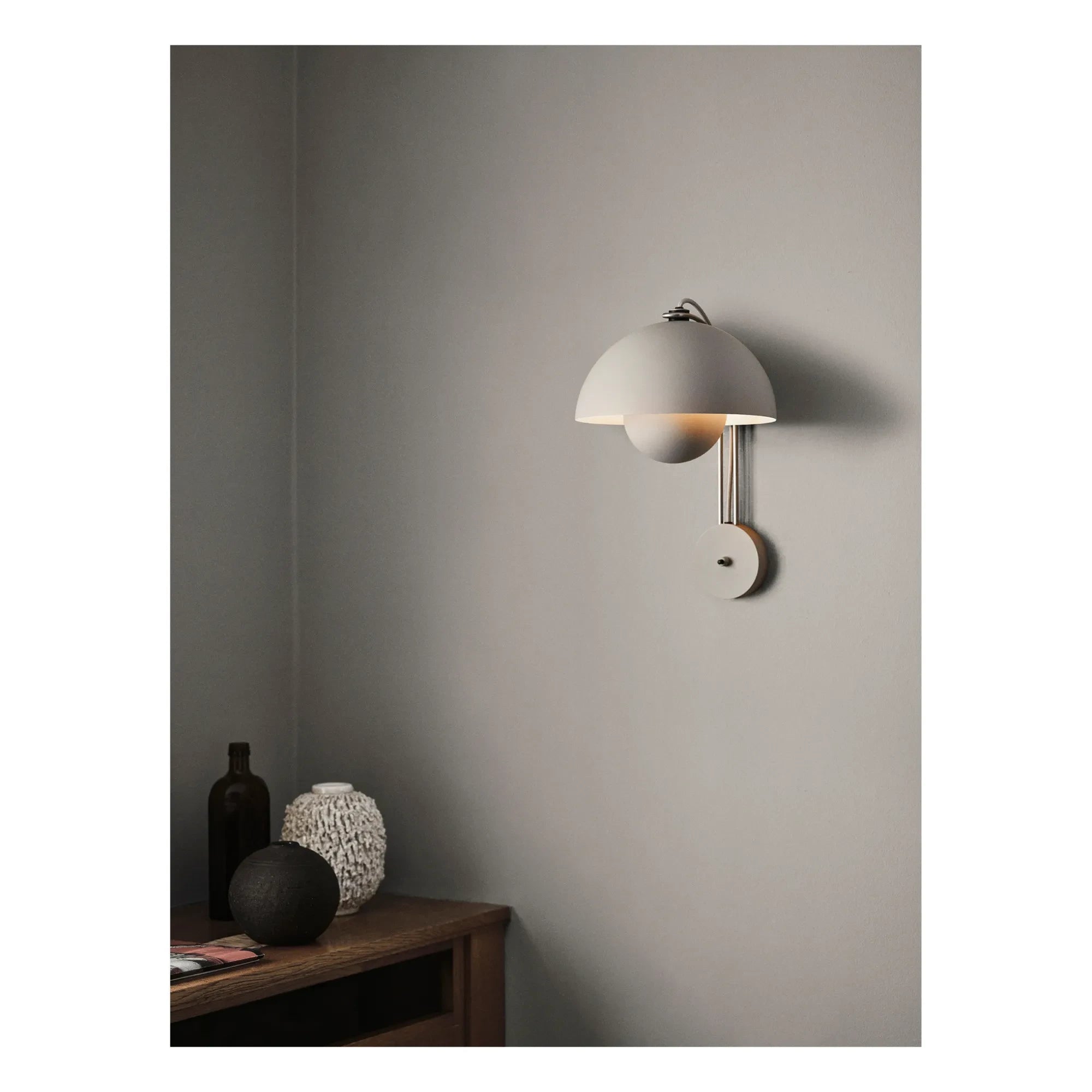 & Tradition - Lámpara de pared Flowerpot VP8 | Gris claro