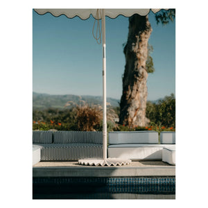 Business & Pleasure Co. - Base para sombrilla moldeada | Blanca