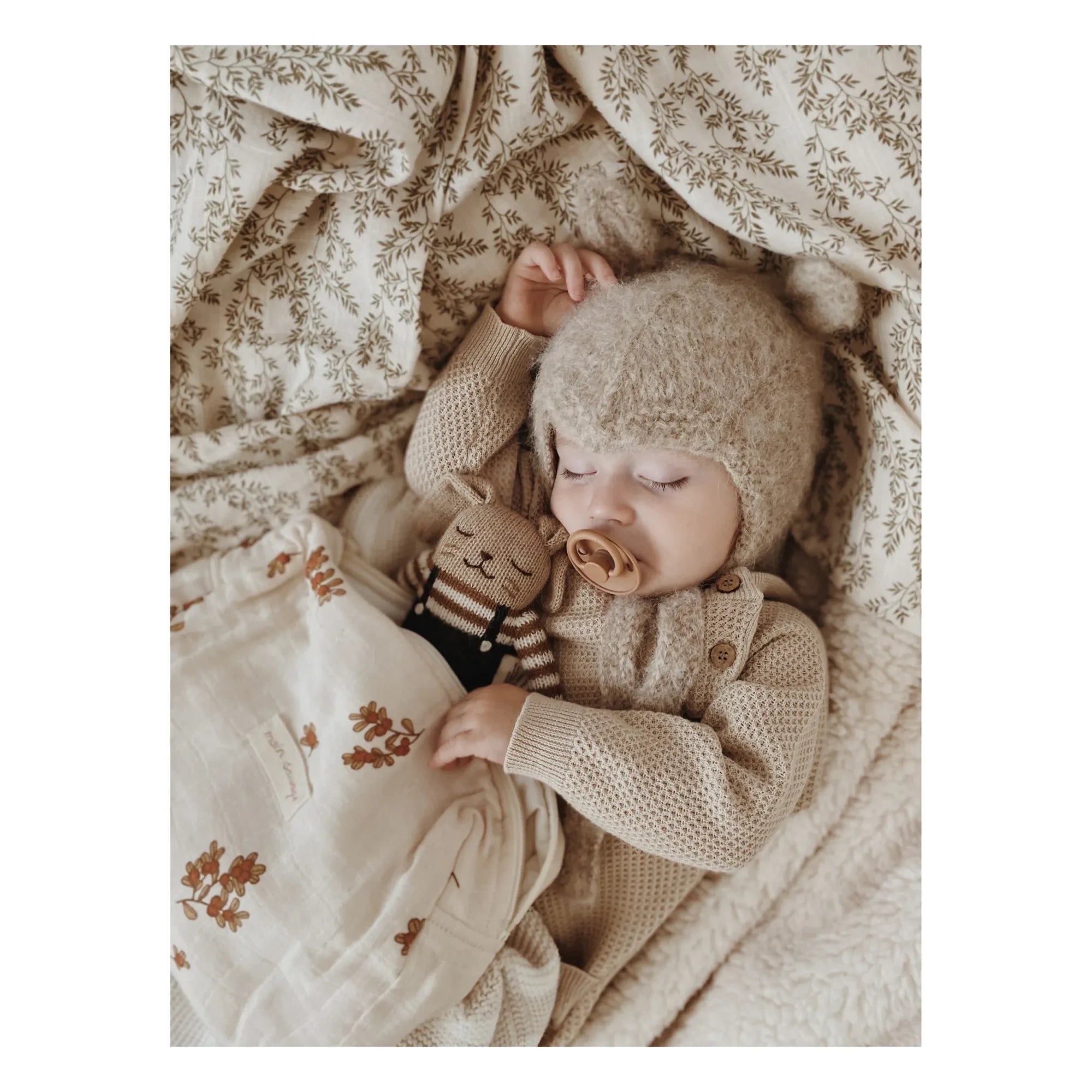Main Sauvage - Conejo de Peluche con Peto | Negro