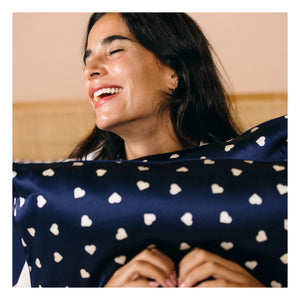 Emily's Pillow - Funda de almohada de seda de morera con estampado de corazones | Azul noche