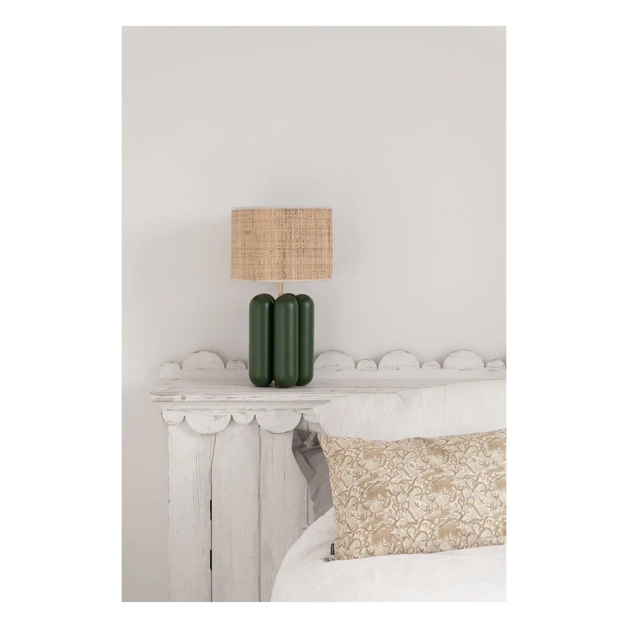 Lámpara de mesa Cosin Charlotte con pantalla de rafia | Verde oscuro