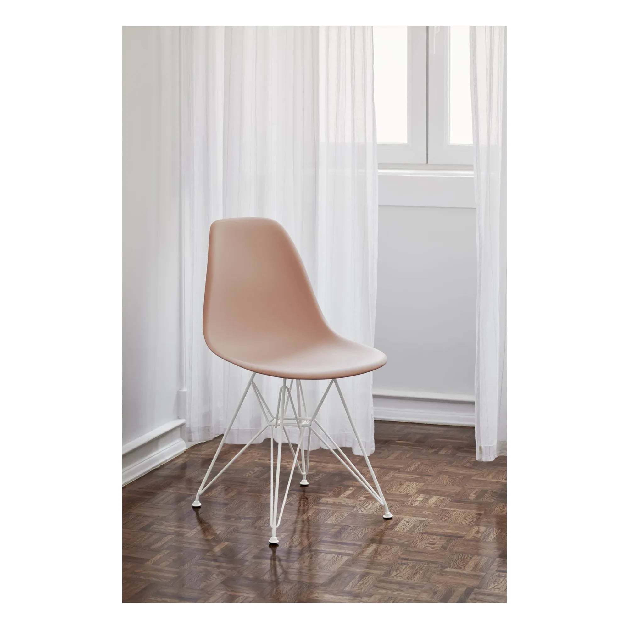 Vitra - Silla de plástico DSR - estructura de epoxi blanca - Charles & Ray Eames | Rosa empolvado