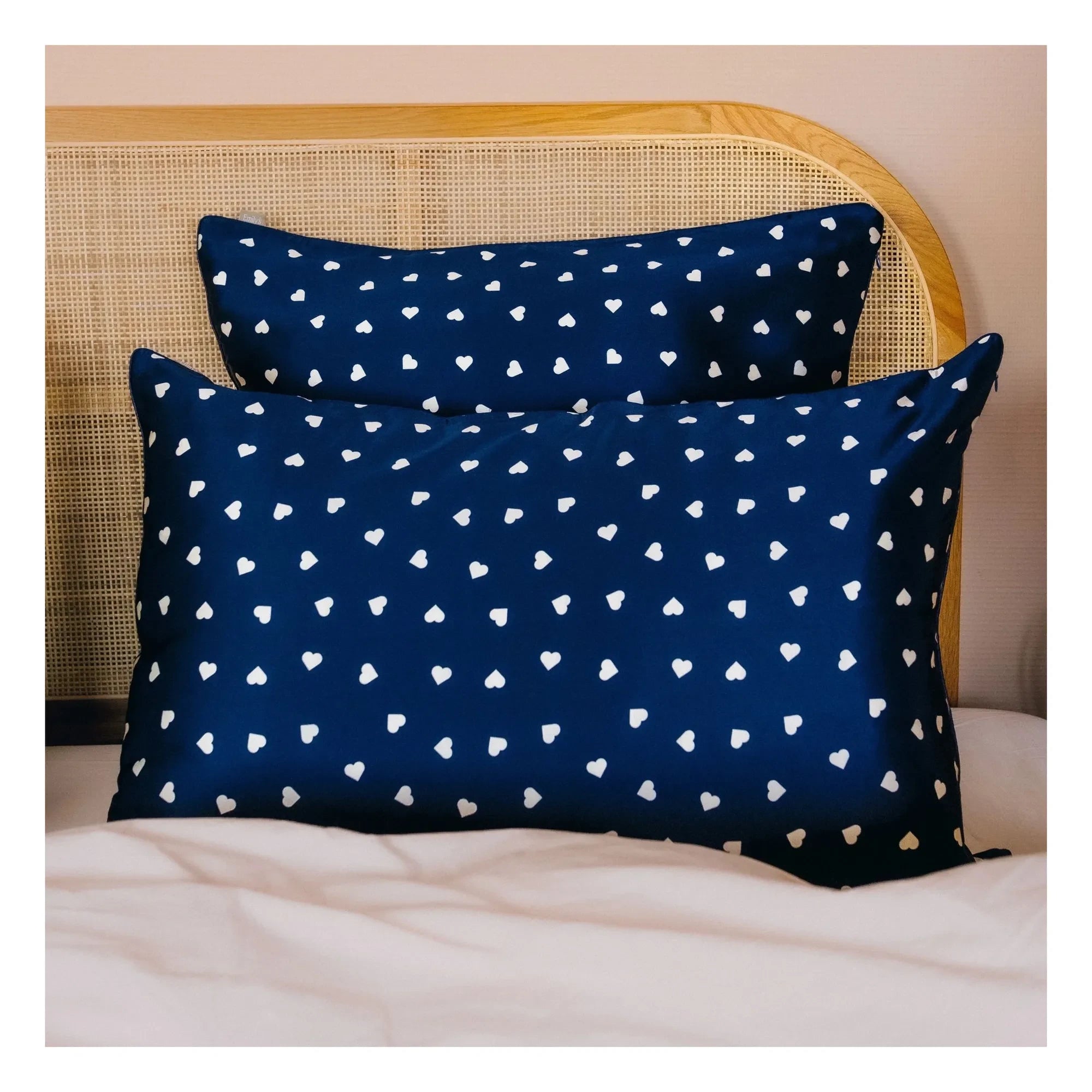Emily's Pillow - Funda de almohada de seda de morera con estampado de corazones | Azul noche