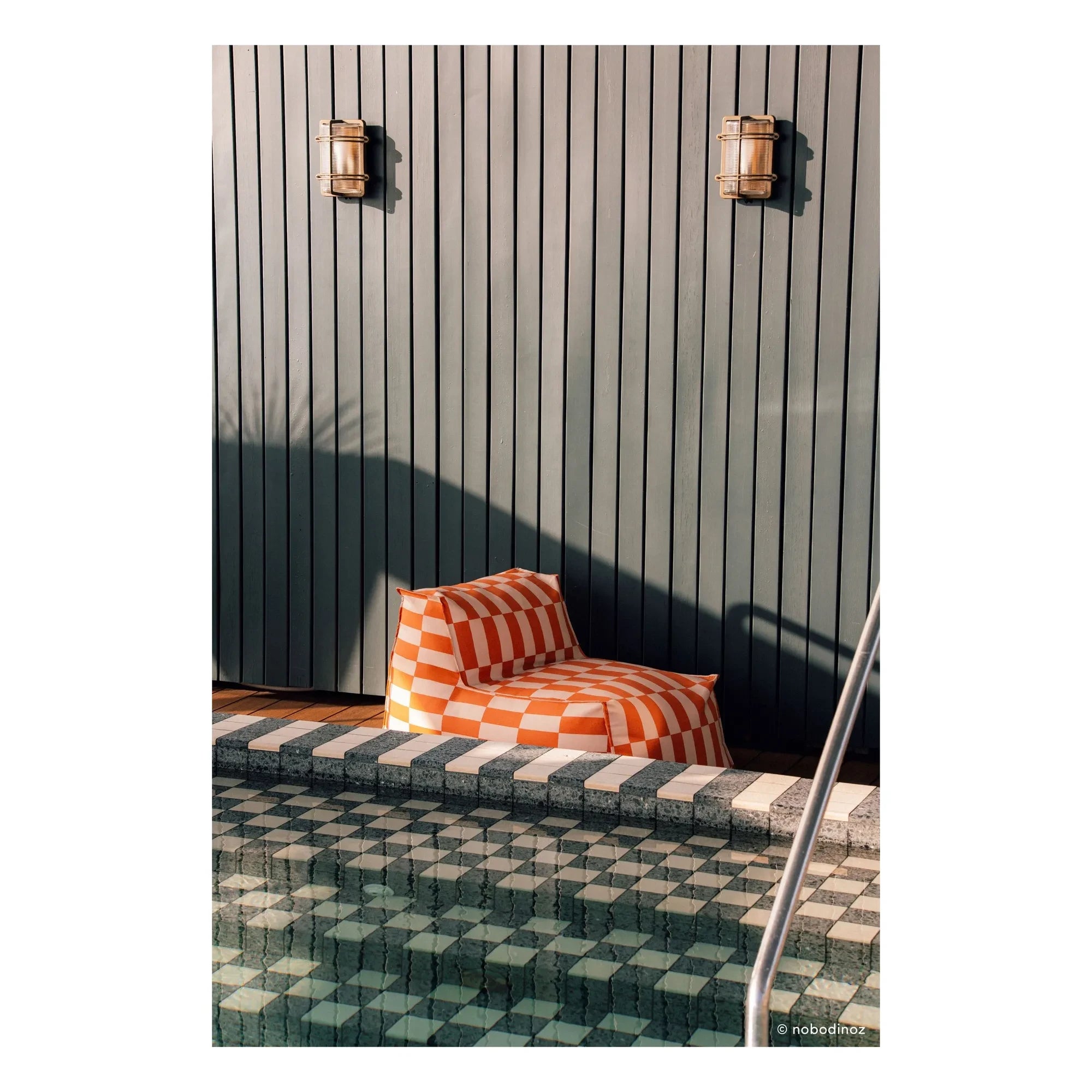 Nobodinoz - Puf largo de exterior Matteo Tiles | Naranja