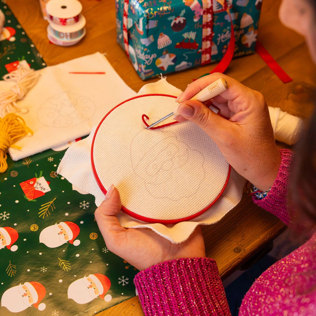 Legami - Kit creativo para decoraciones navideñas colgantes - Kit de punch needle