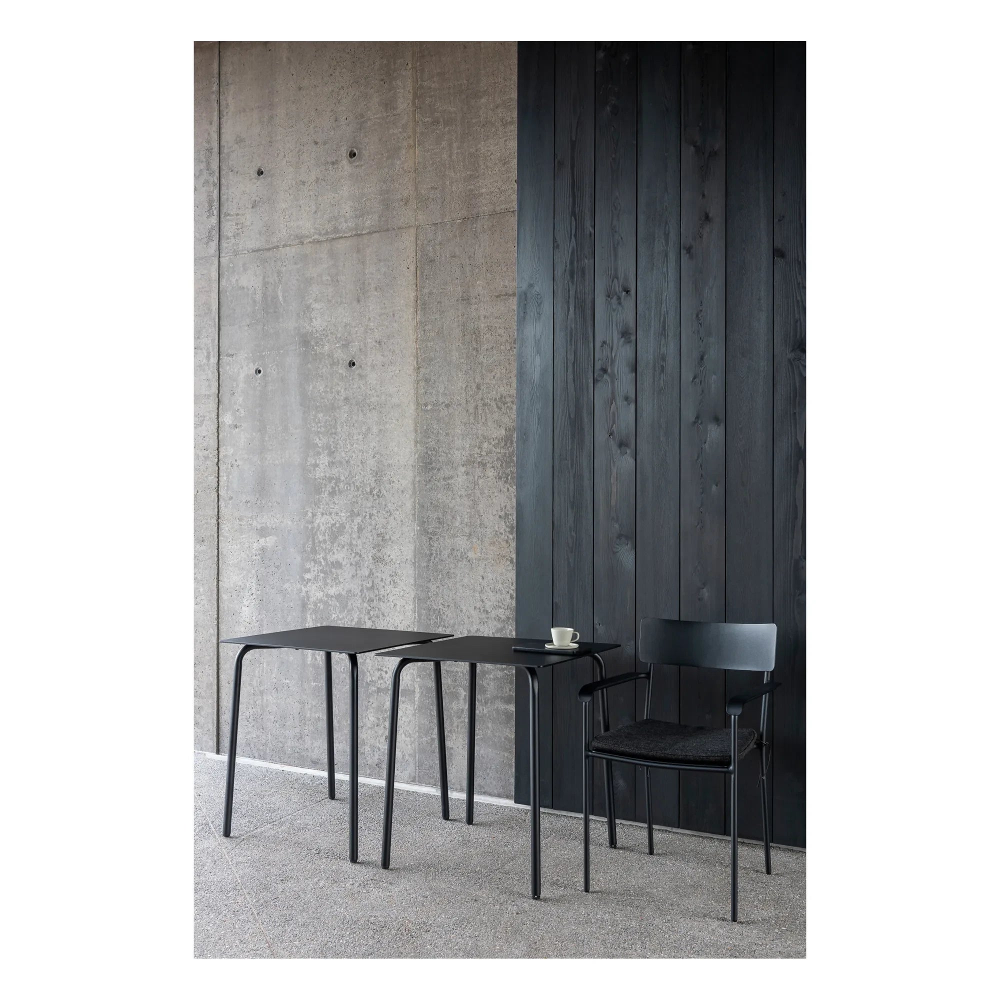 Serax - Silla con reposabrazos August | Negra