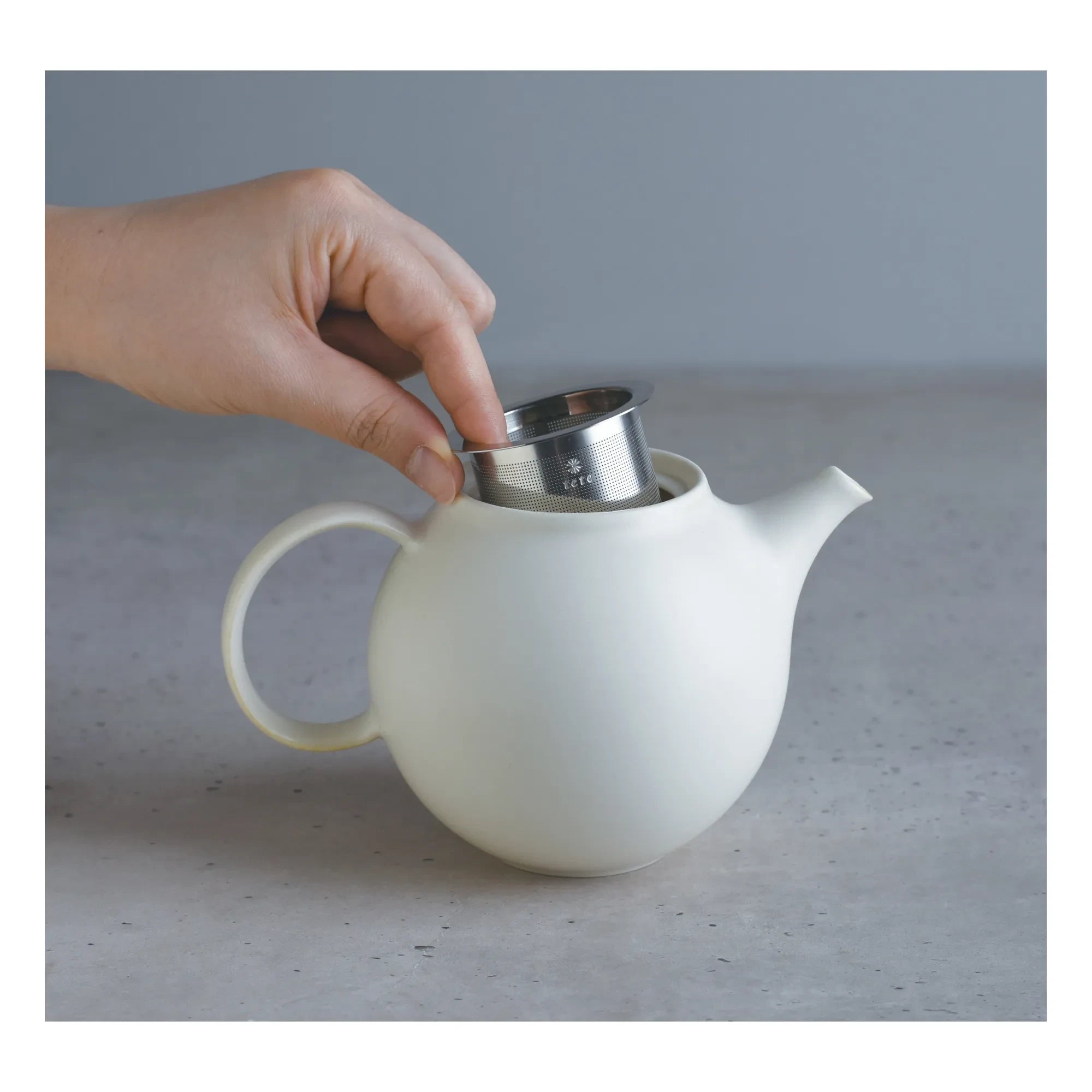 Kinto - Tetera de porcelana Pebble - 500 ml | Blanco
