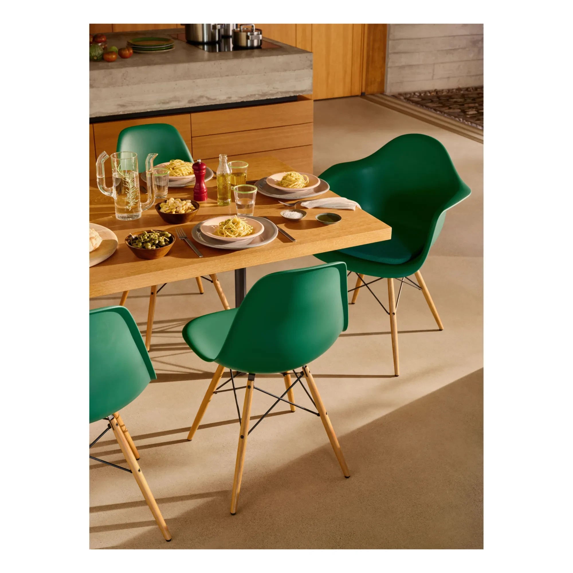 Vitra - Silla de plástico DSW - base de arce - Charles & Ray Eames | Verde esmeralda