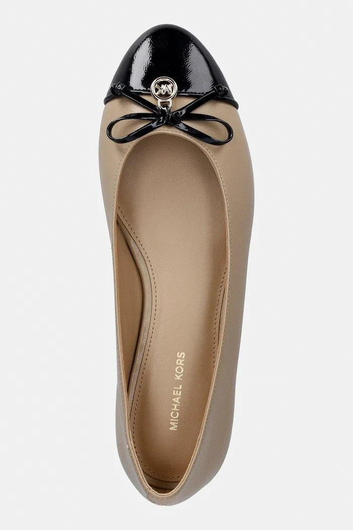 Bailarina de piel Piper Flex de MICHAEL Michael Kors