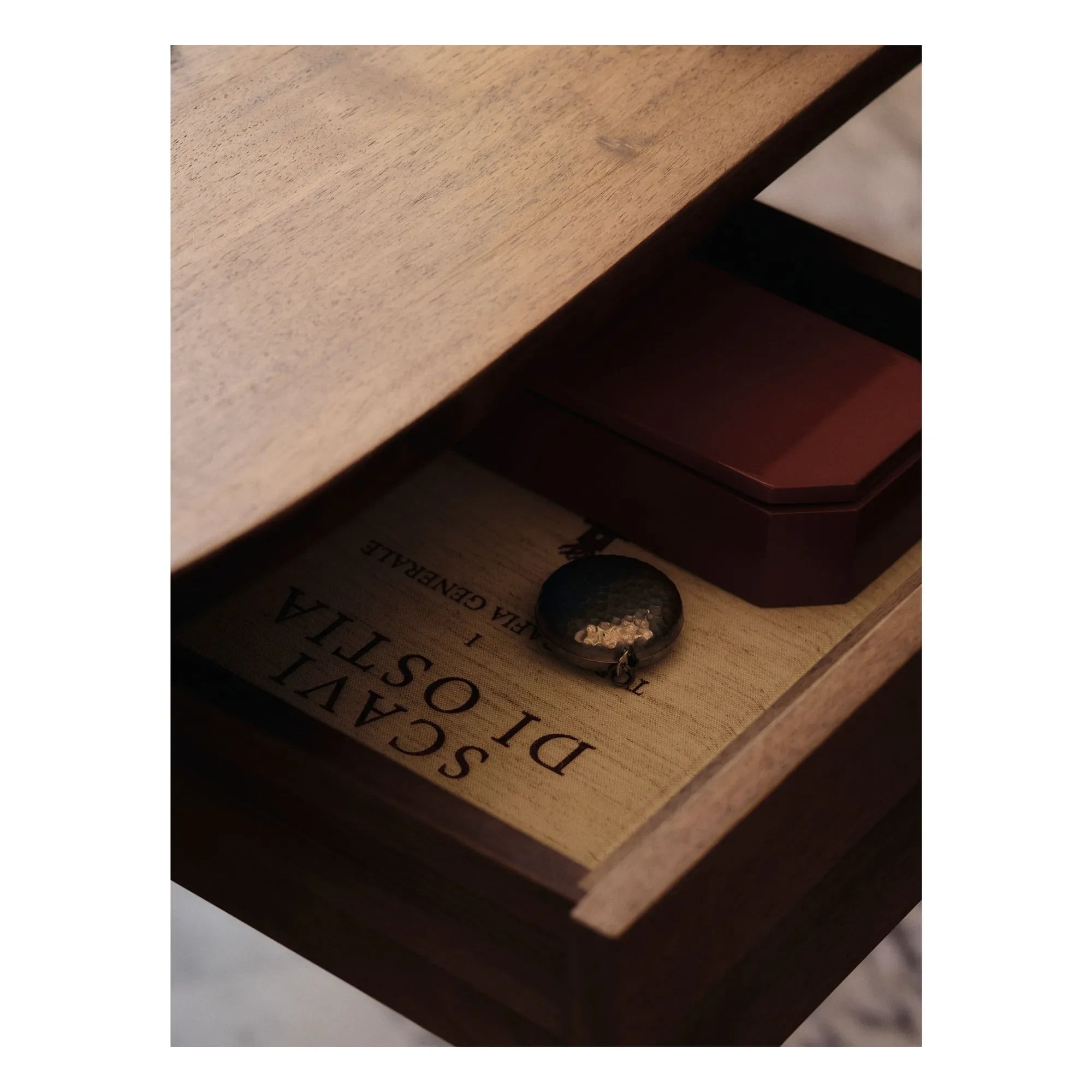 Ferm Living - Consola de madera Feve con certificado FSC | Nogal