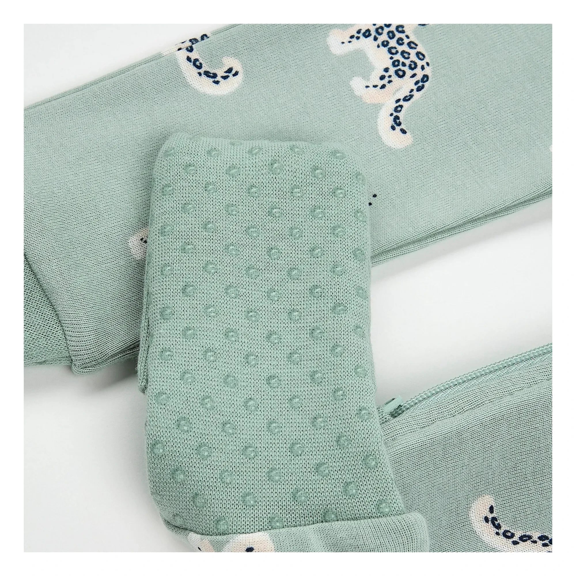 Petit Lem - Pijama convertible de algodón orgánico con estampado de leopardo | Verde almendra