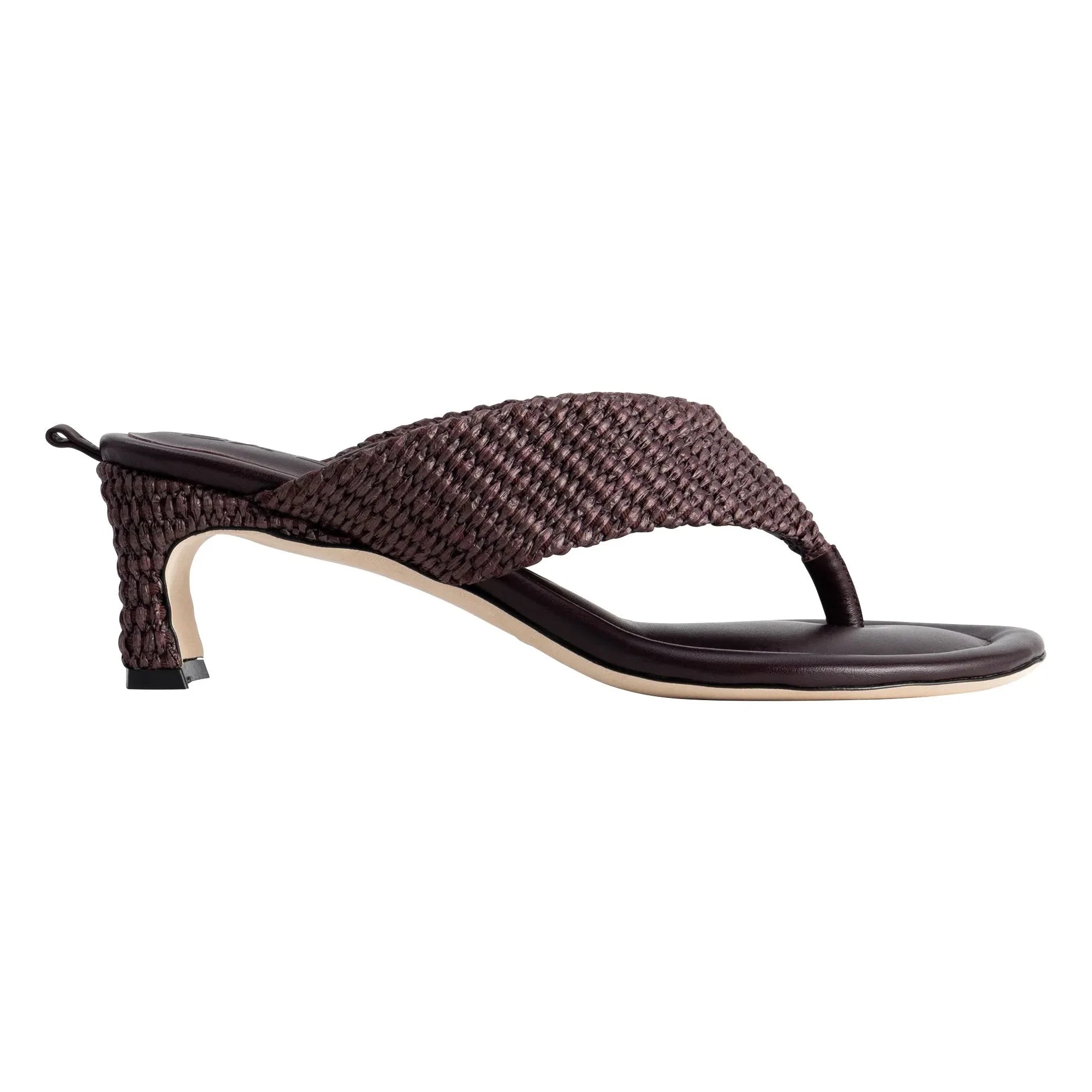 BY FAR - Sandalias Dasha de piel y rafia | Borgoña