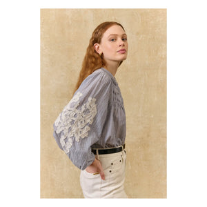Louise Misha - Blusa Jally a Rayas de Algodón Orgánico | Azul