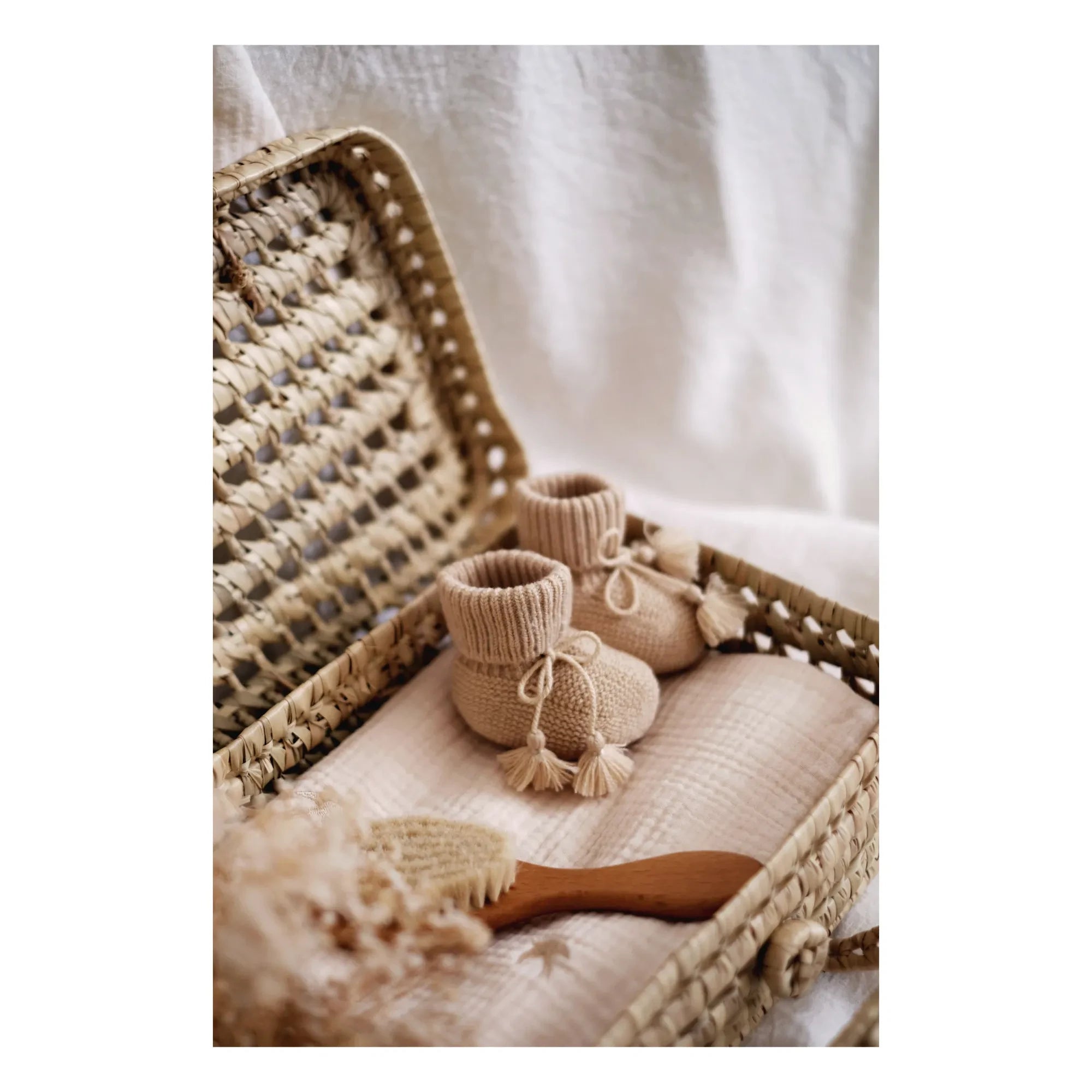 Gentil Coquelicot - Botitas de ganchillo y saquito bordado | Beige
