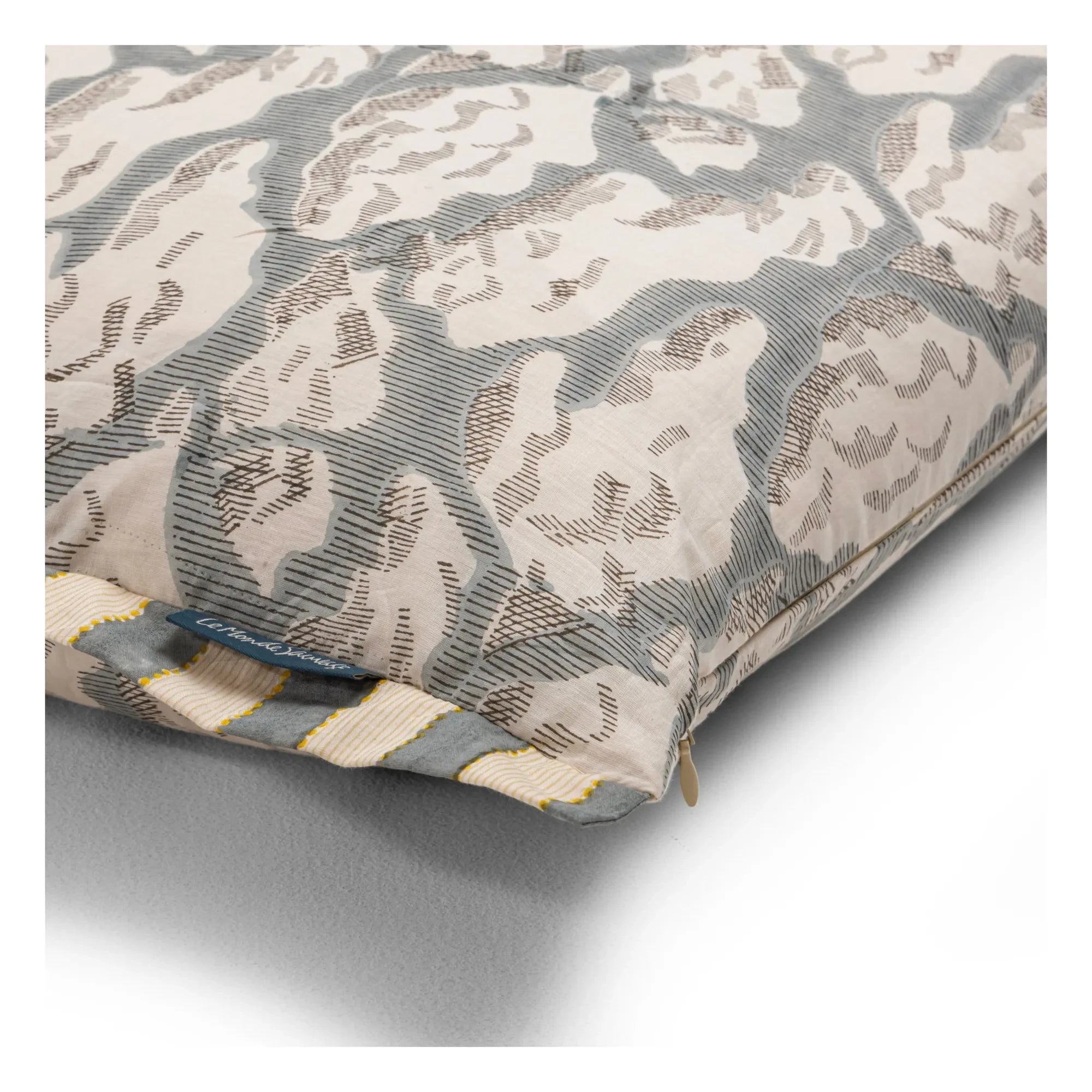Le Monde Sauvage - Funda de almohada con estampado de nubes Nebula Key West | Azul