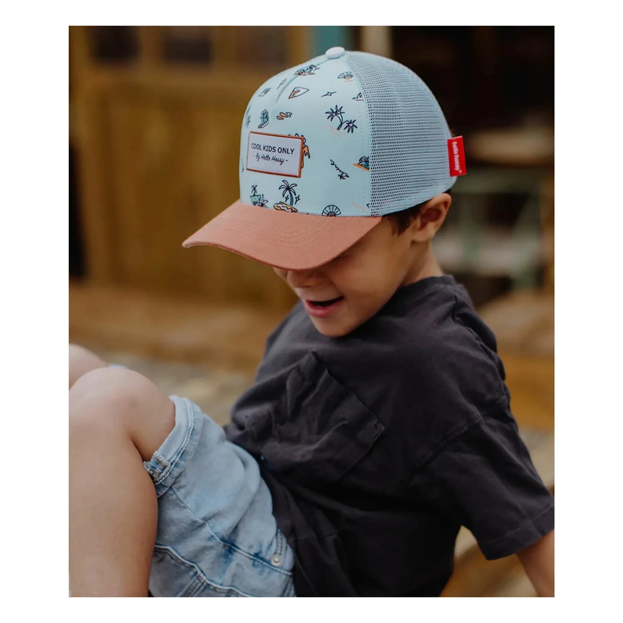 Hello Hossy - Gorra trucker de visera curvada Blue Island | Azul claro