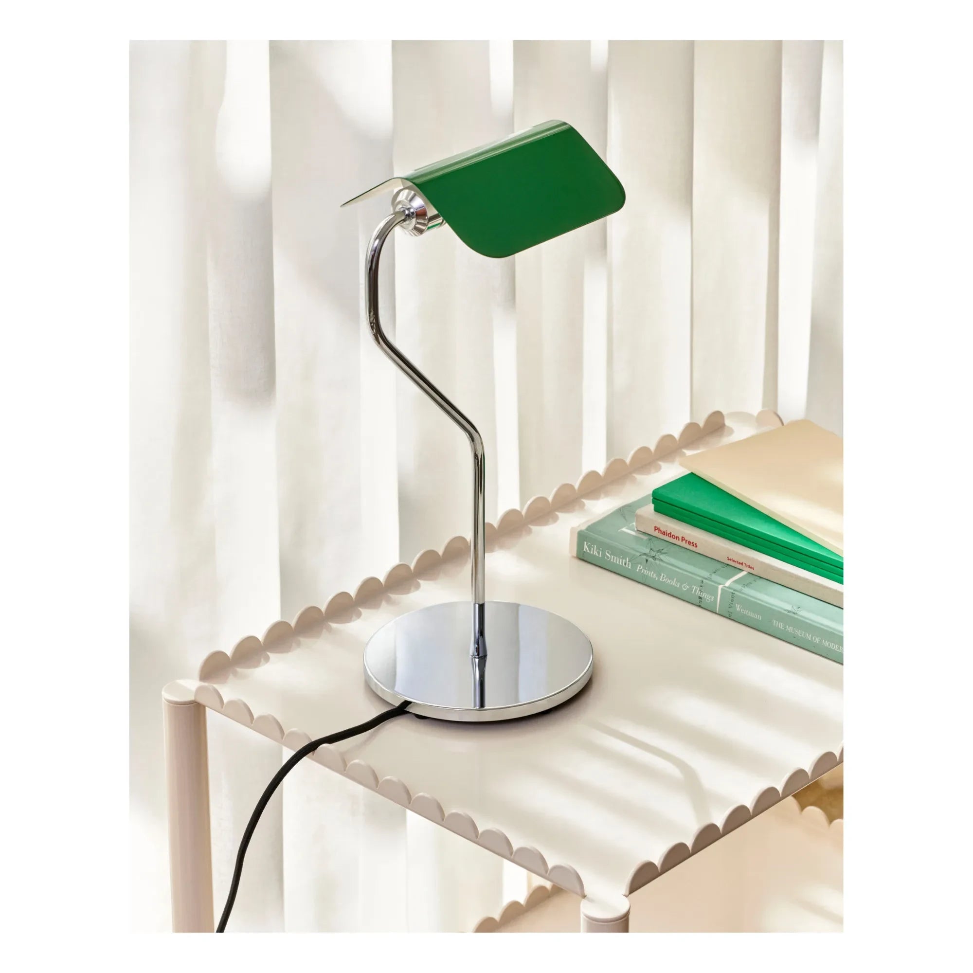 Hay - Lámpara de mesa Apex | Verde esmeralda