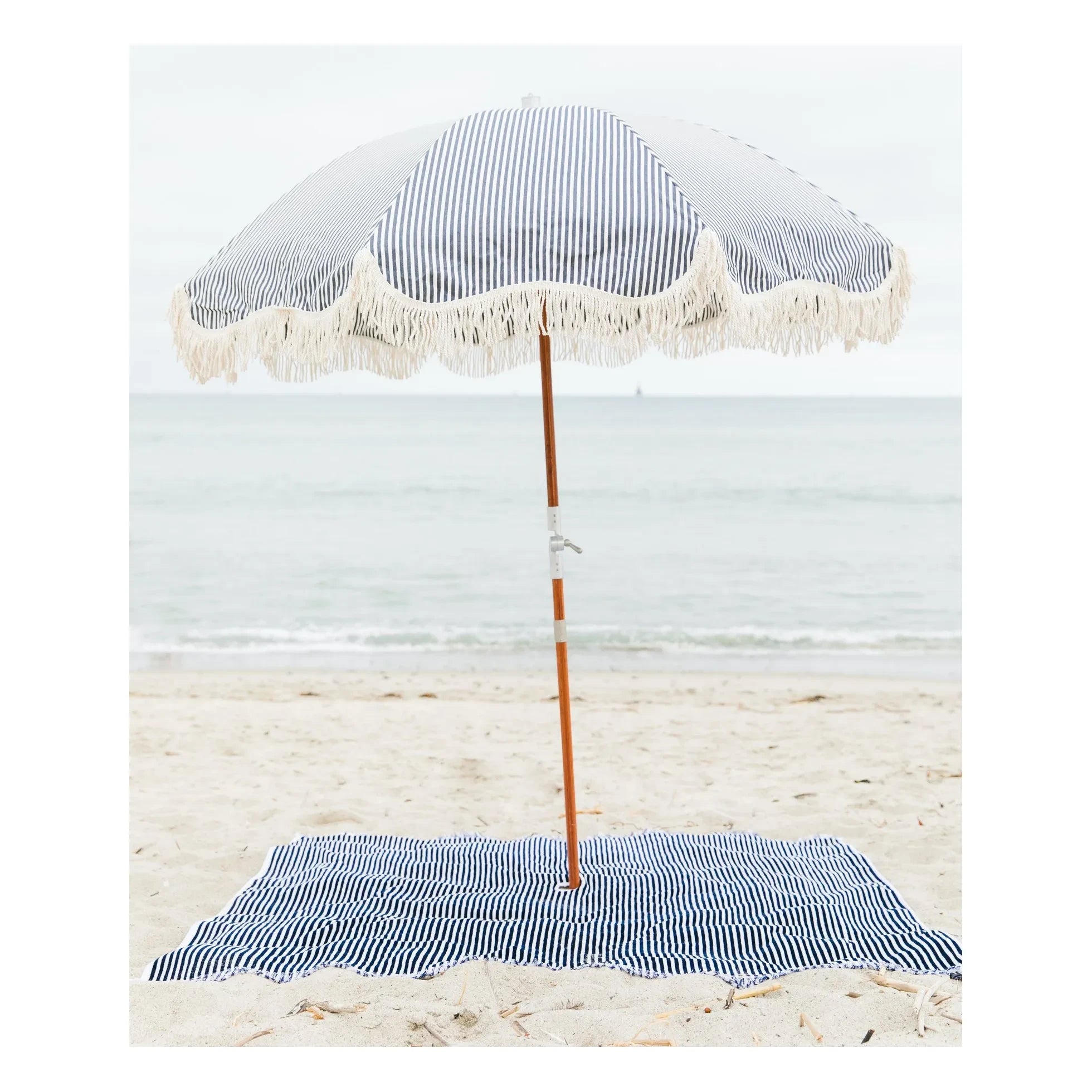 Business & Pleasure Co. - Toalla de playa con sombrilla | Azul marino