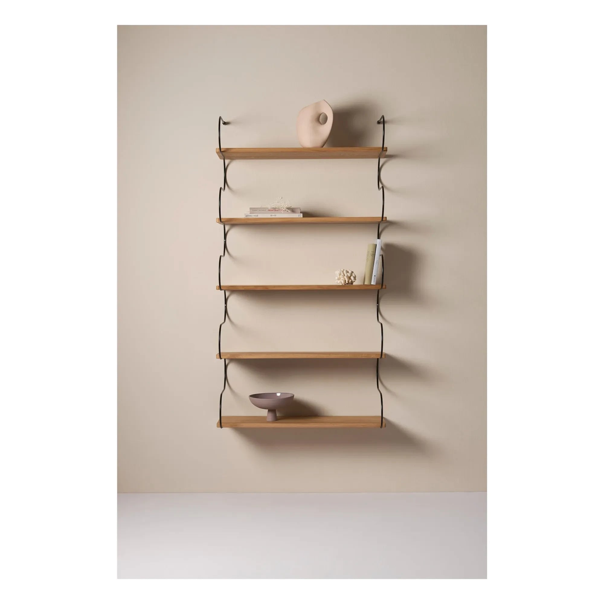 Schneid Studio - Estante de madera de roble Onda | Negro