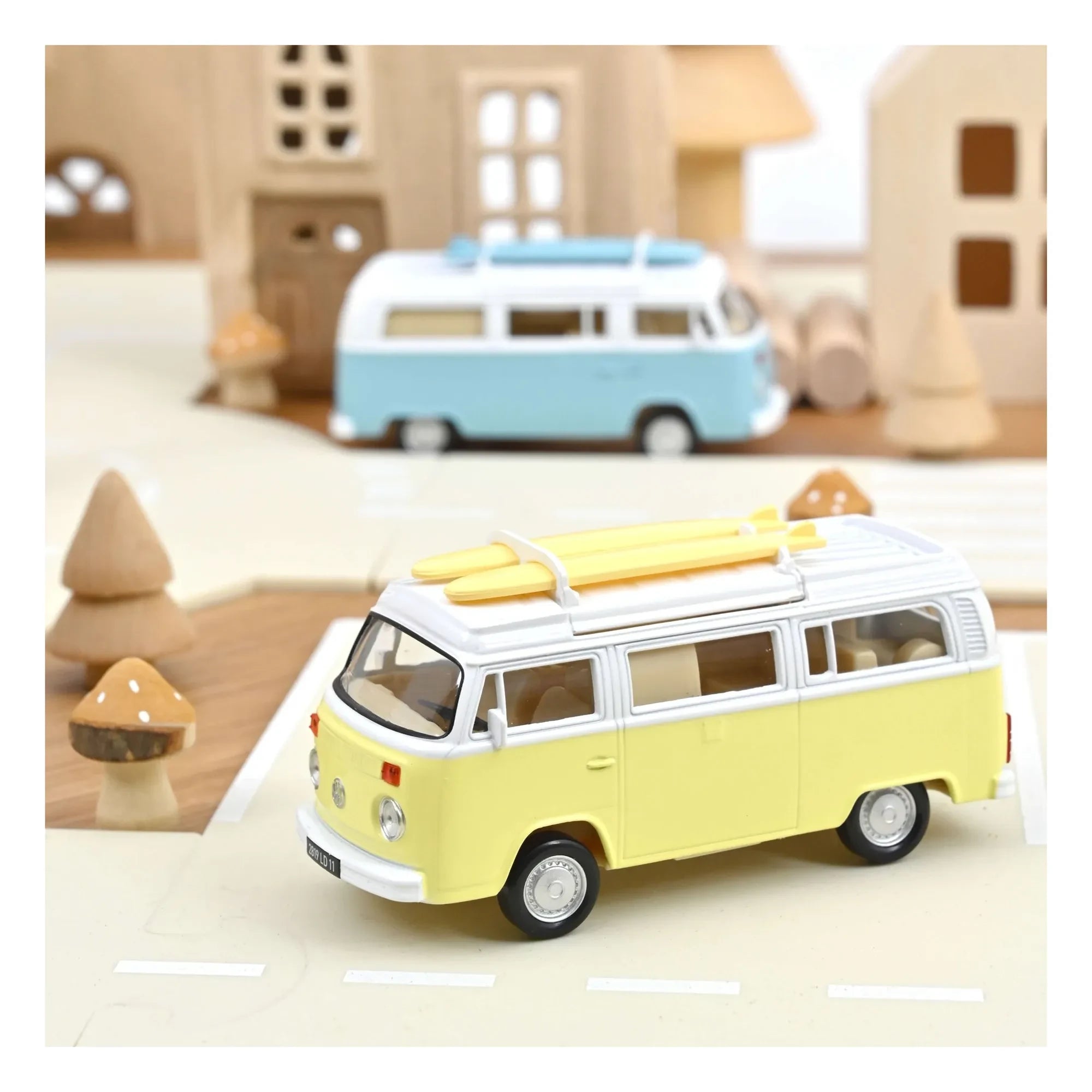 Norev - Volkswagen T2b Camper Van 1973 | Amarillo
