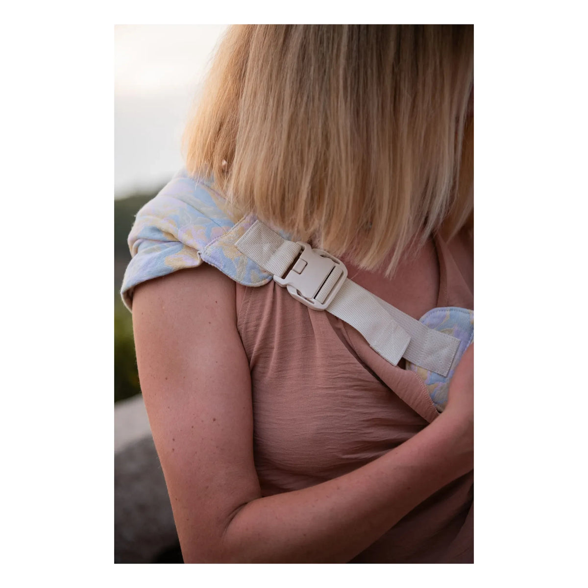 Mama Hangs - Mochila portabebés Carry & Walk | Pastel