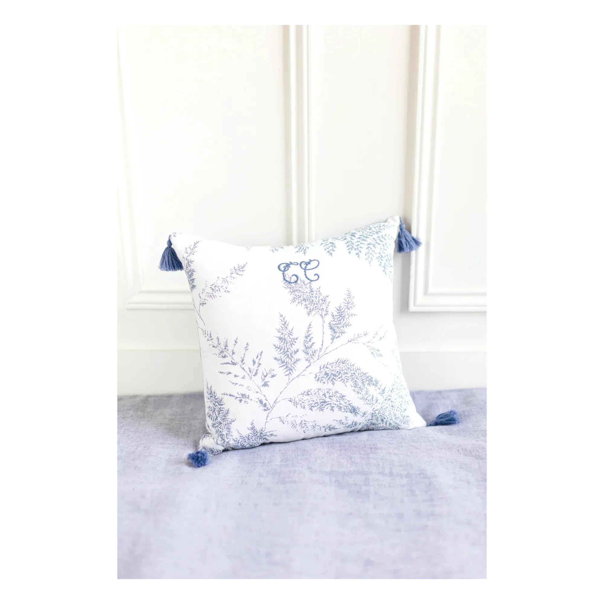 Tartine et Chocolat - Cojín con estampado de hojas | Azul marino