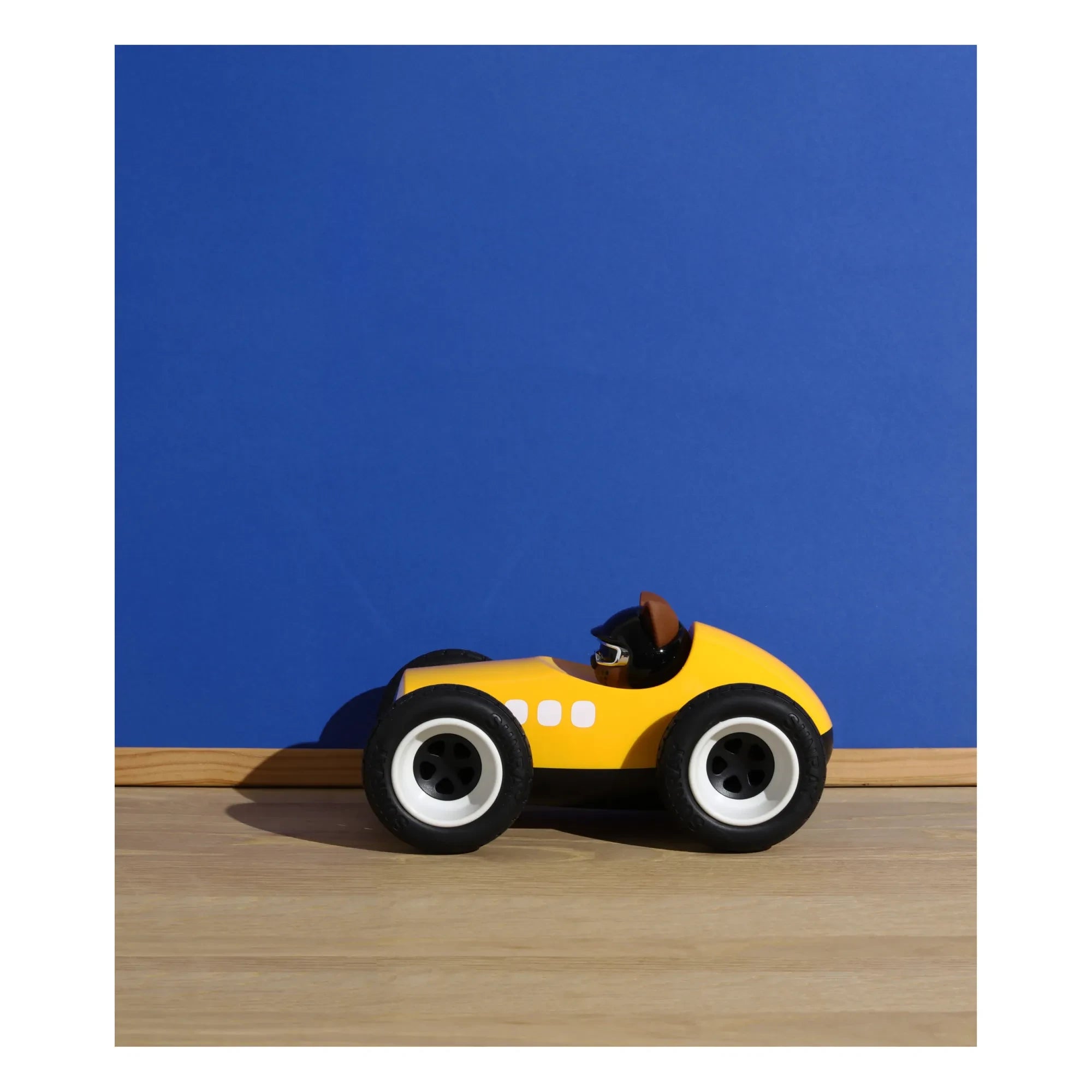 Playforever - Coche Egg Karlos | Amarillo