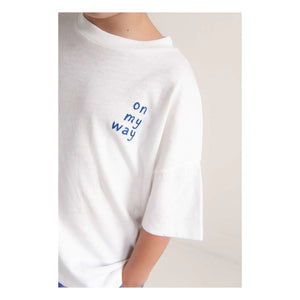 Jenest - Camiseta Ancha de Algodón Orgánico "I'm On My Way" | Blanca
