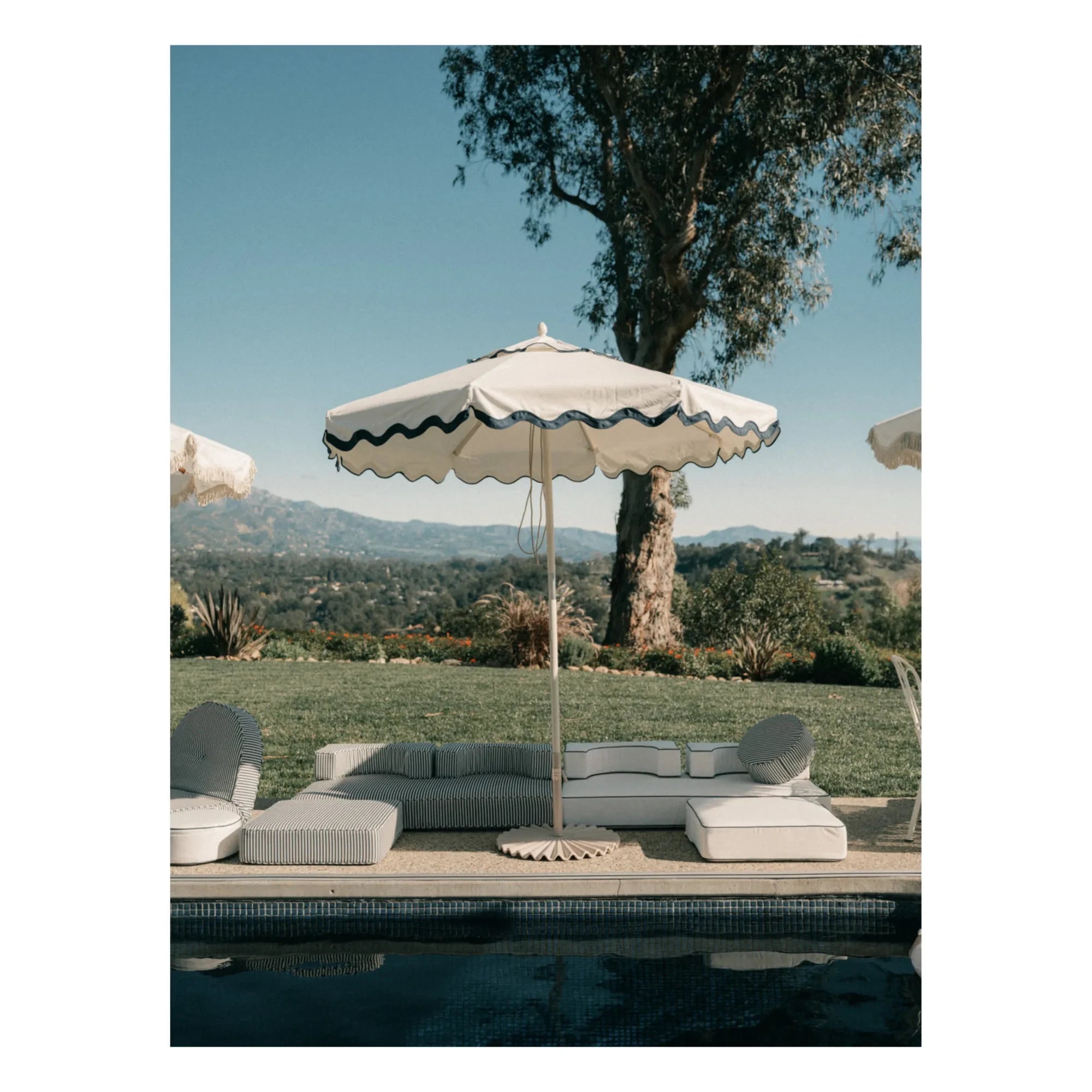 Business & Pleasure Co. - Base para sombrilla moldeada | Blanca