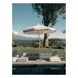 Business & Pleasure Co. - Base para sombrilla moldeada | Blanca