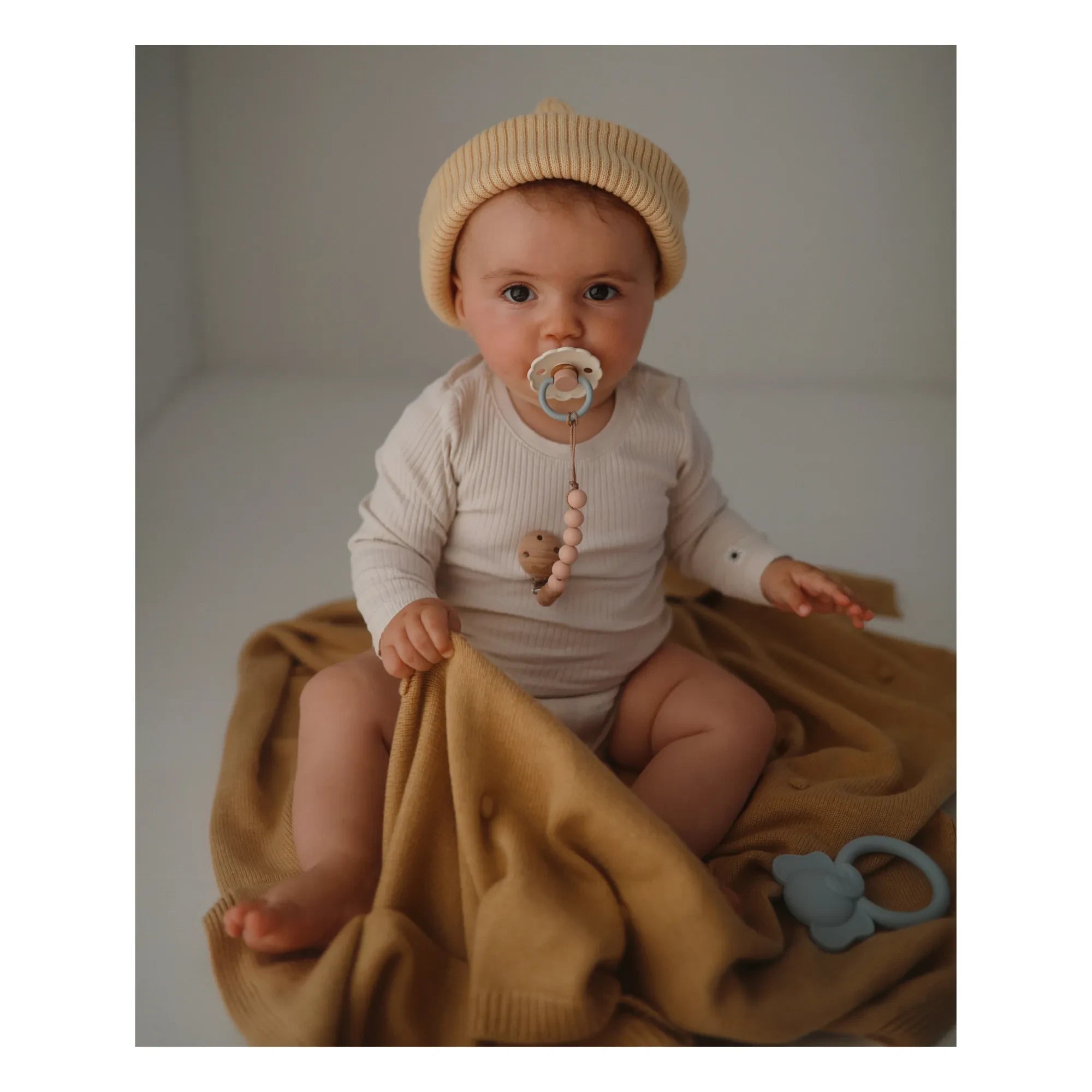 Mushie - Broche para chupete Eva | Colorete