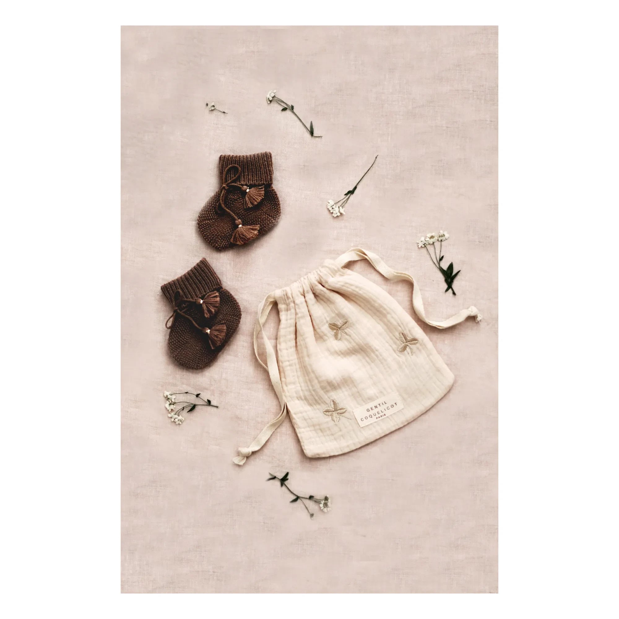 Gentil Coquelicot - Patucos de Punto y Bolsita Bordada | Chocolate