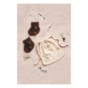 Gentil Coquelicot - Patucos de Punto y Bolsita Bordada | Chocolate