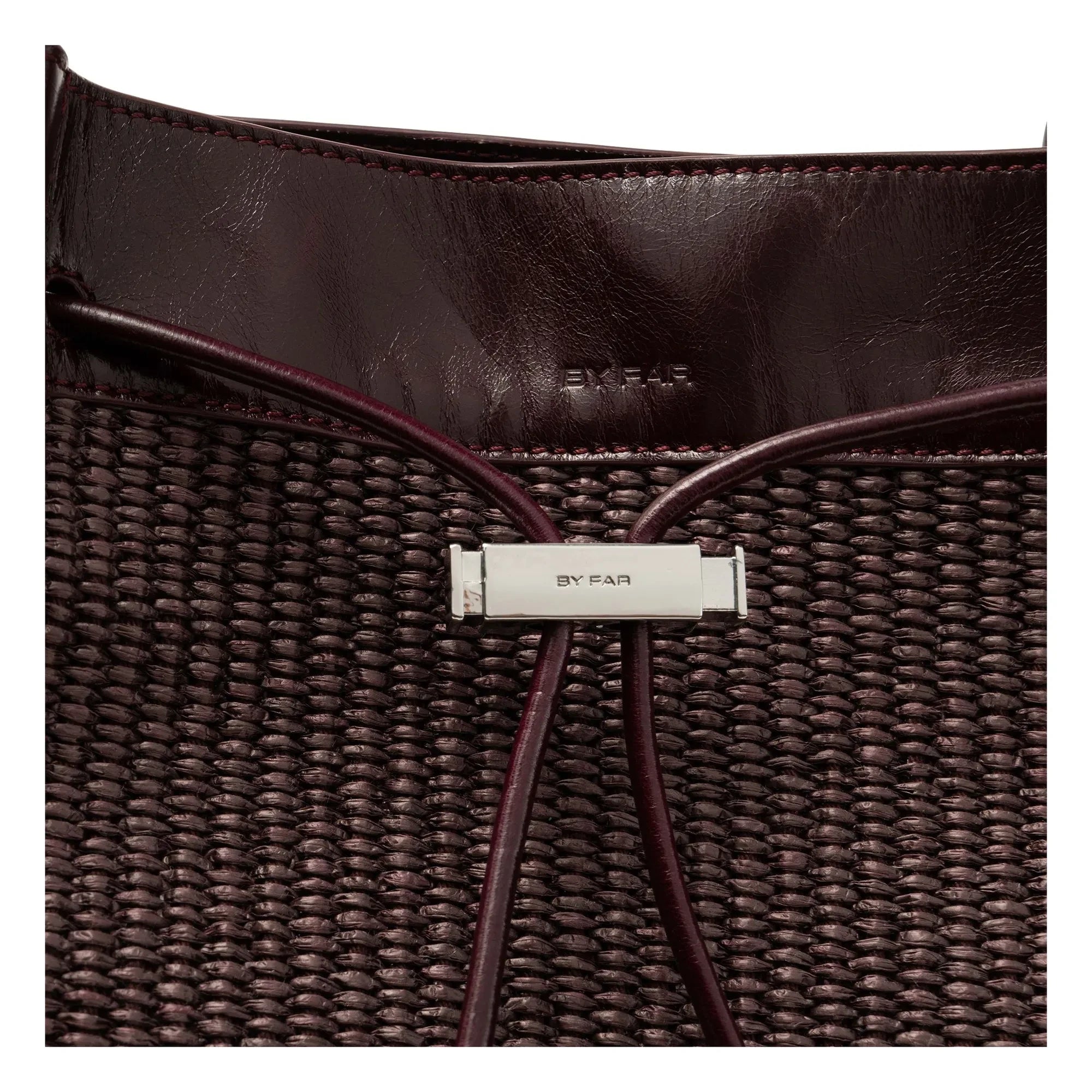 BY FAR - Bolso Kayla de rafia y piel | Burdeos