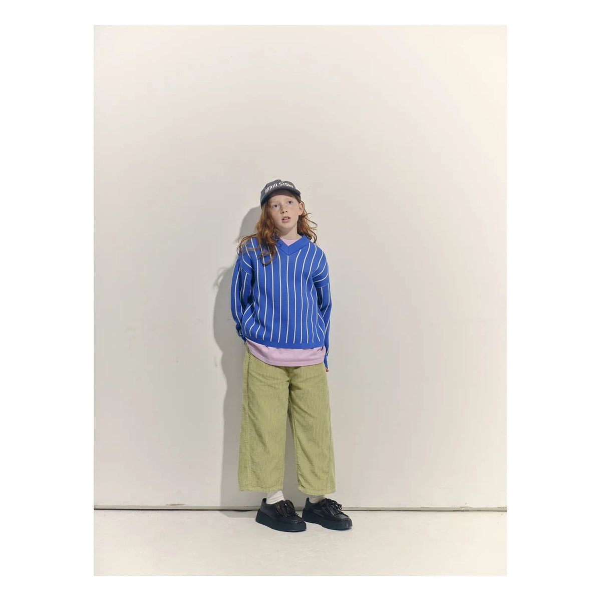 Main Story - Sudadera con cuello de pico de algodón orgánico a rayas | Azul eléctrico