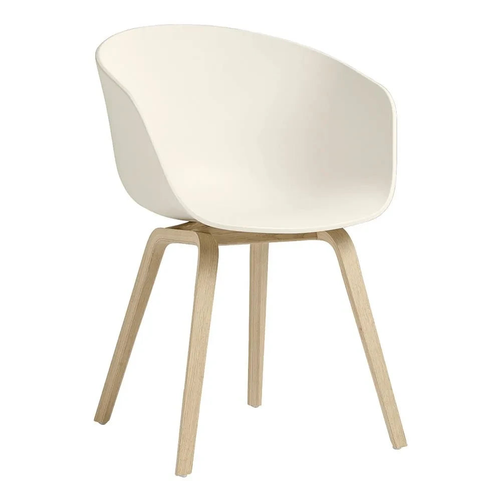 Hay - AAC 22 Silla, Base Roble, Hee Welling | Crema