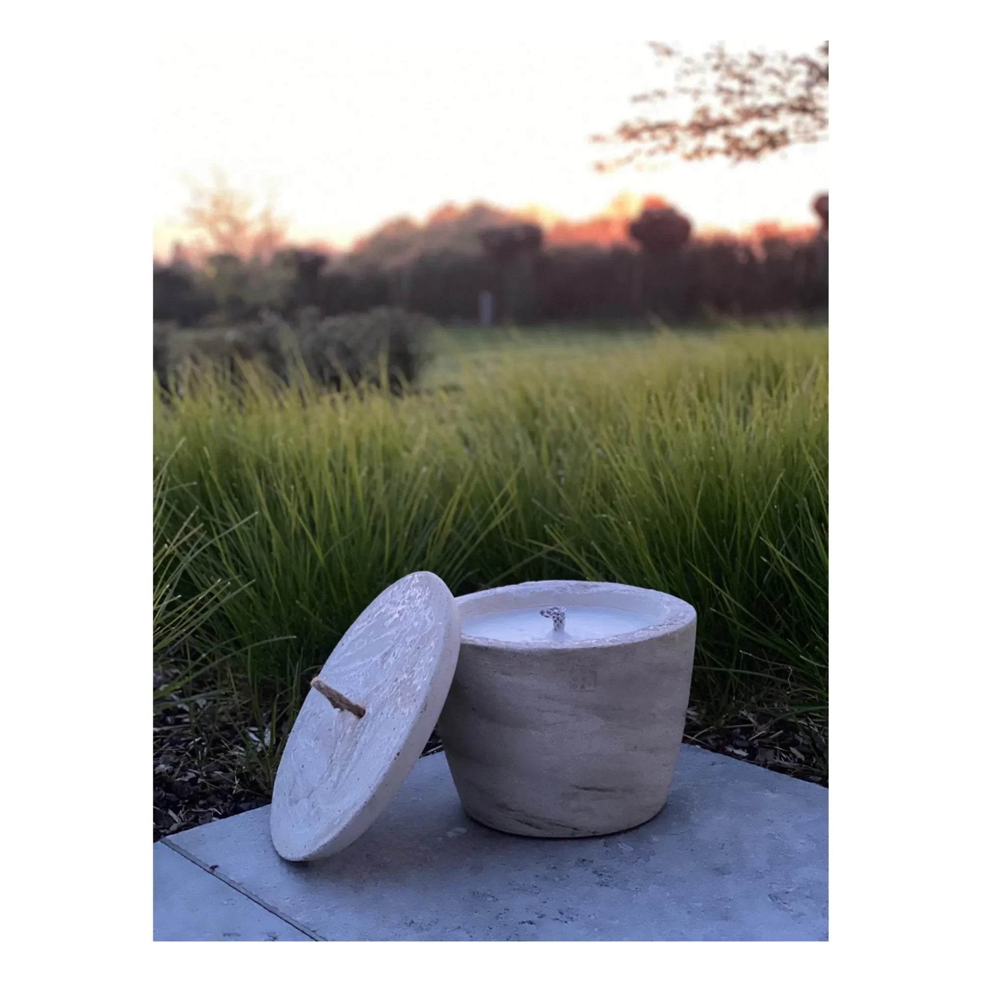 Mon Dada - Vela de exterior con tapa y aroma neutro | Blanco/Crudo