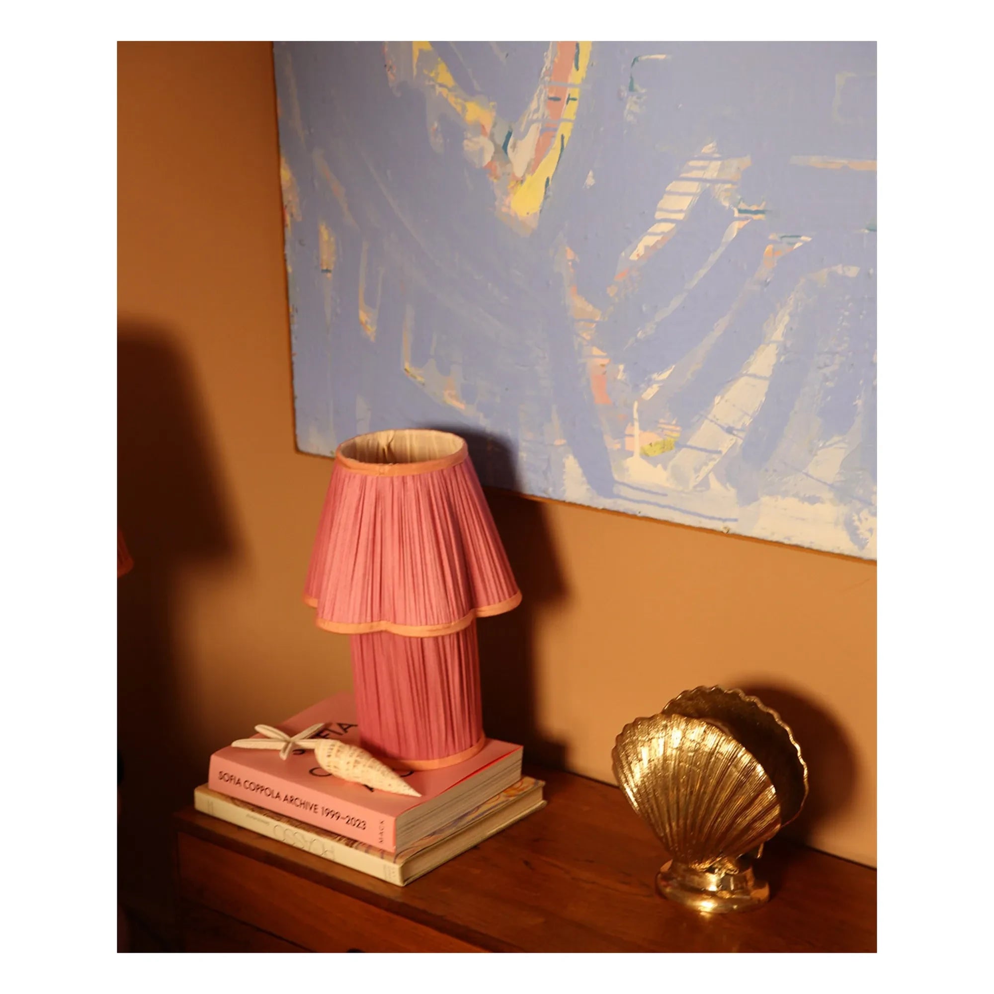 Doing Goods - Lámpara de mesa de seda Myra | Fucsia