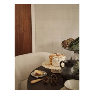 Ferm Living - Fuente de piedra, soporte para pasteles de cerámica | Blanco roto