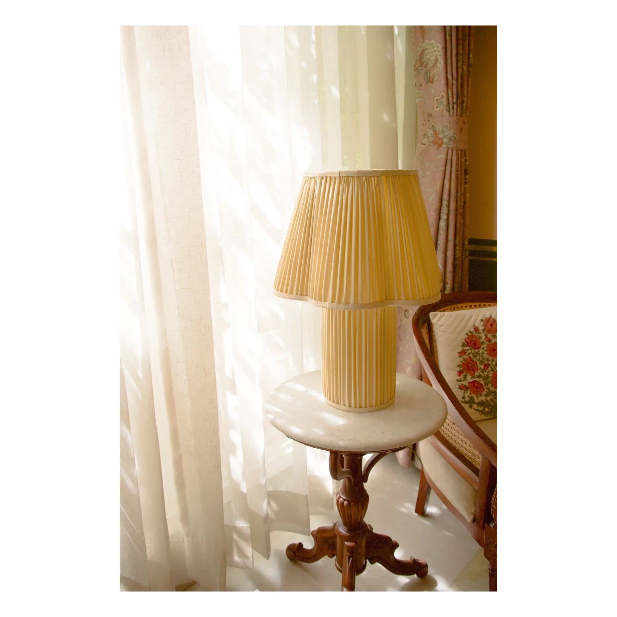 Doing Goods - Lámpara de mesa de seda Myra | Amarillo pálido
