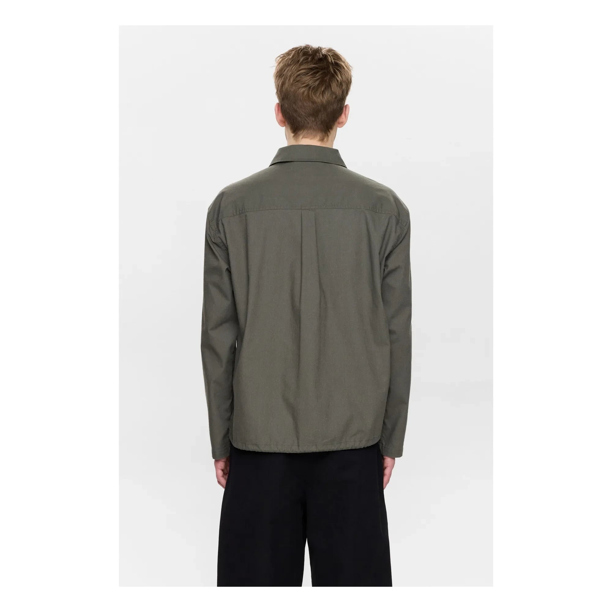 Anerkjendt - Camisa de lino Akotto | Verde Oscuro