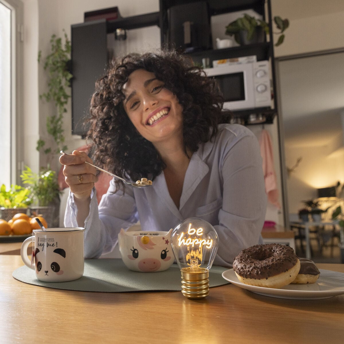 Legami - Lámpara de Mesa Decorativa con Forma de Bombilla - Sé Feliz - Bulb Fiction