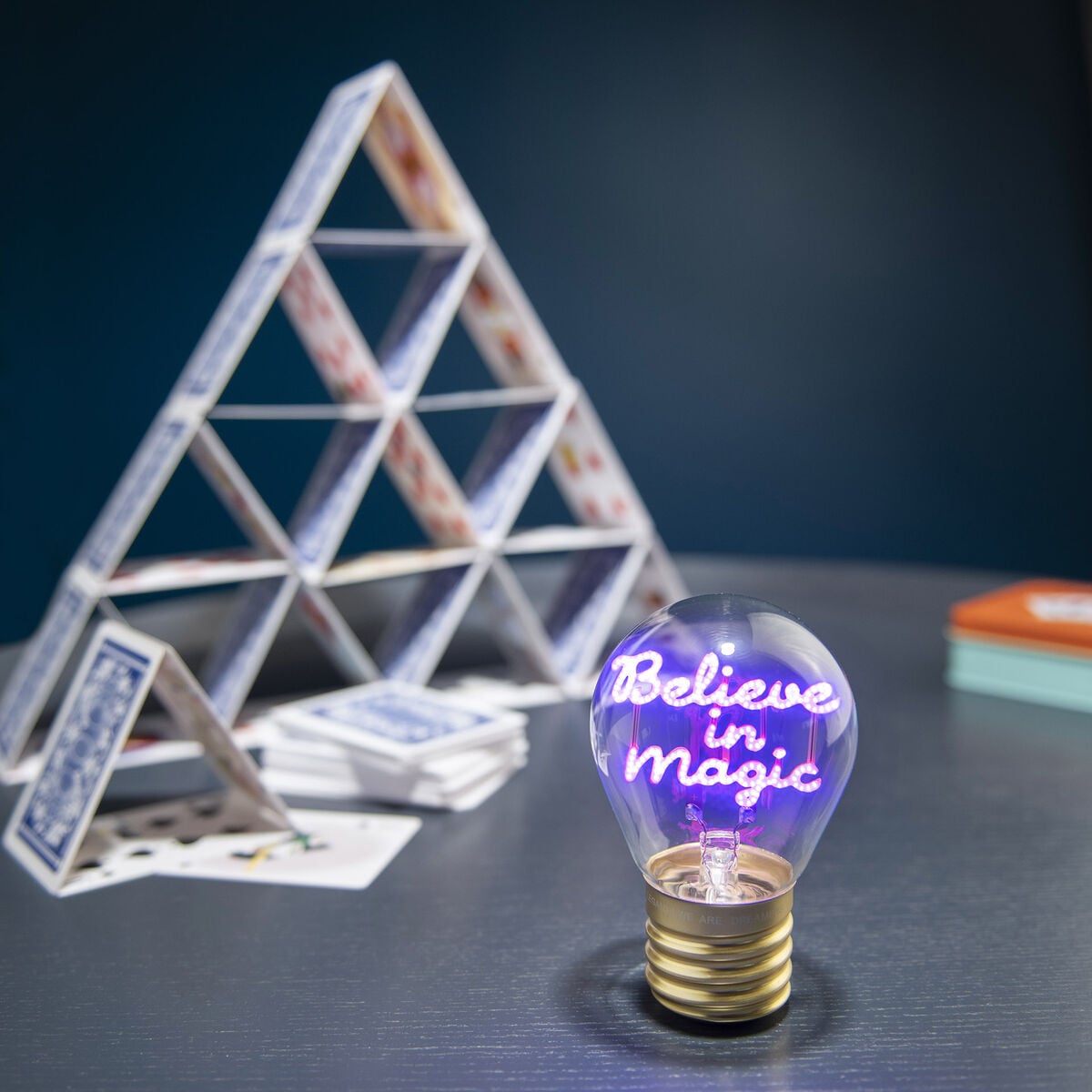 Legami - Lámpara de Mesa Decorativa con Forma de Bombilla - Believe in Sihir - Bulb Fiction