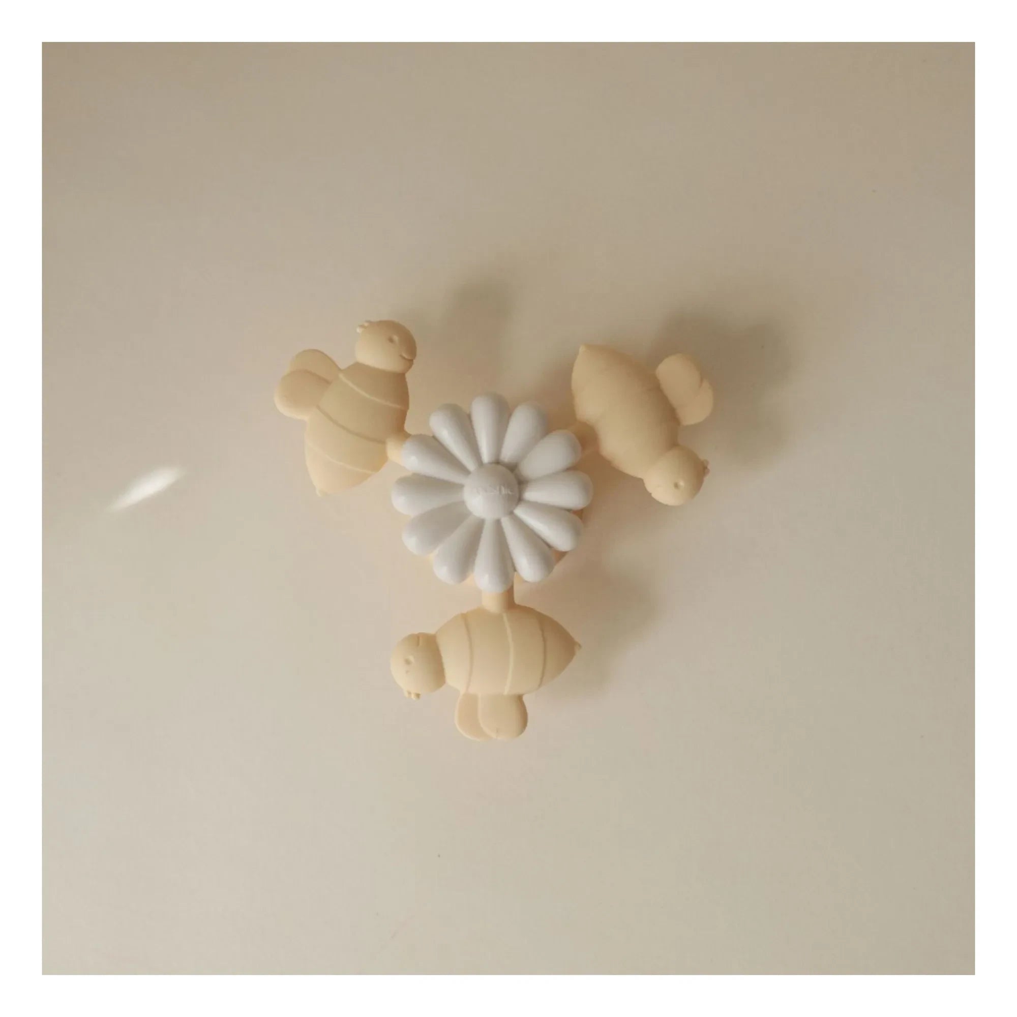 Mushie - Juguete de abeja de succión | Amarillo