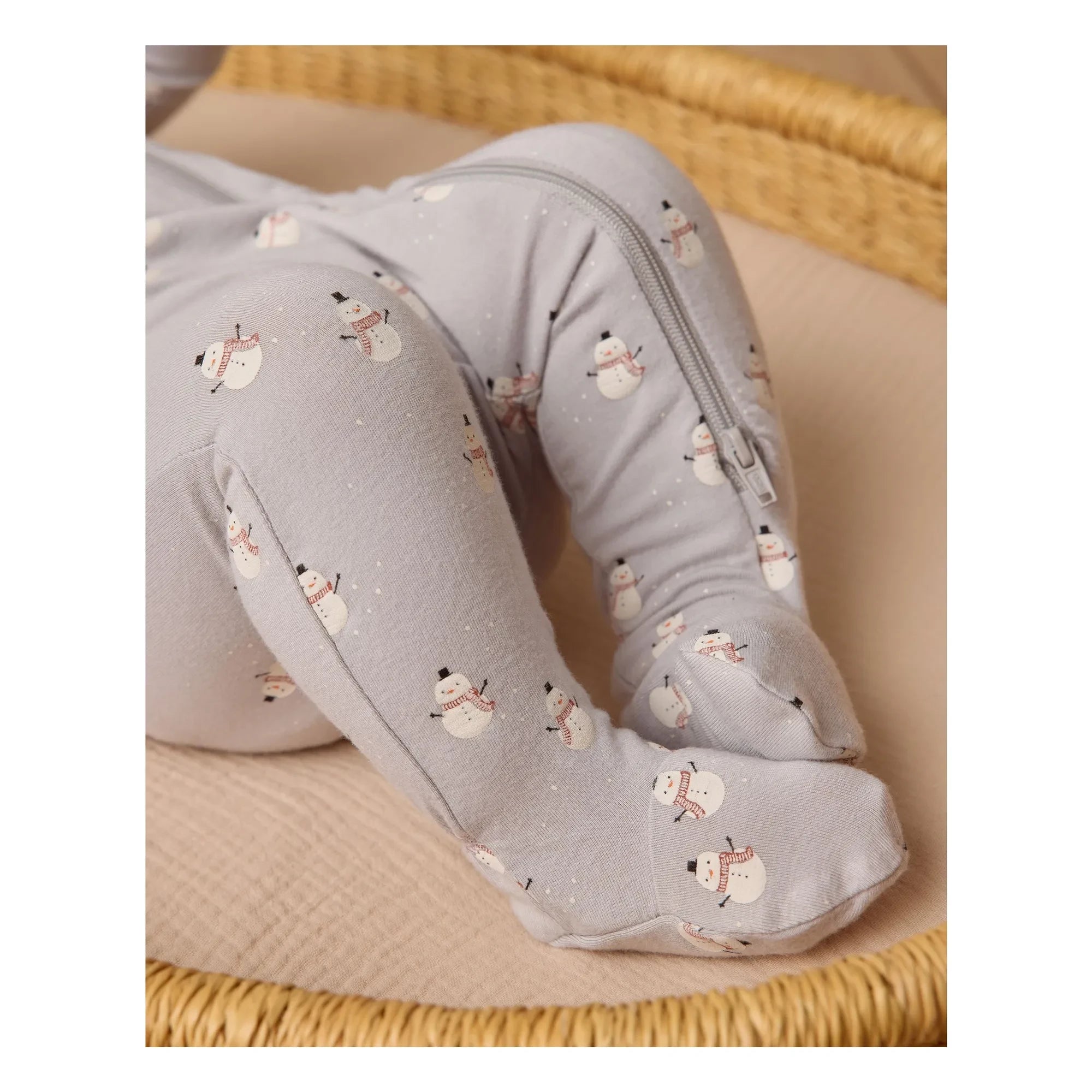 Quincy Mae - Mono con pies y diseño de muñeco de nieve | Gris