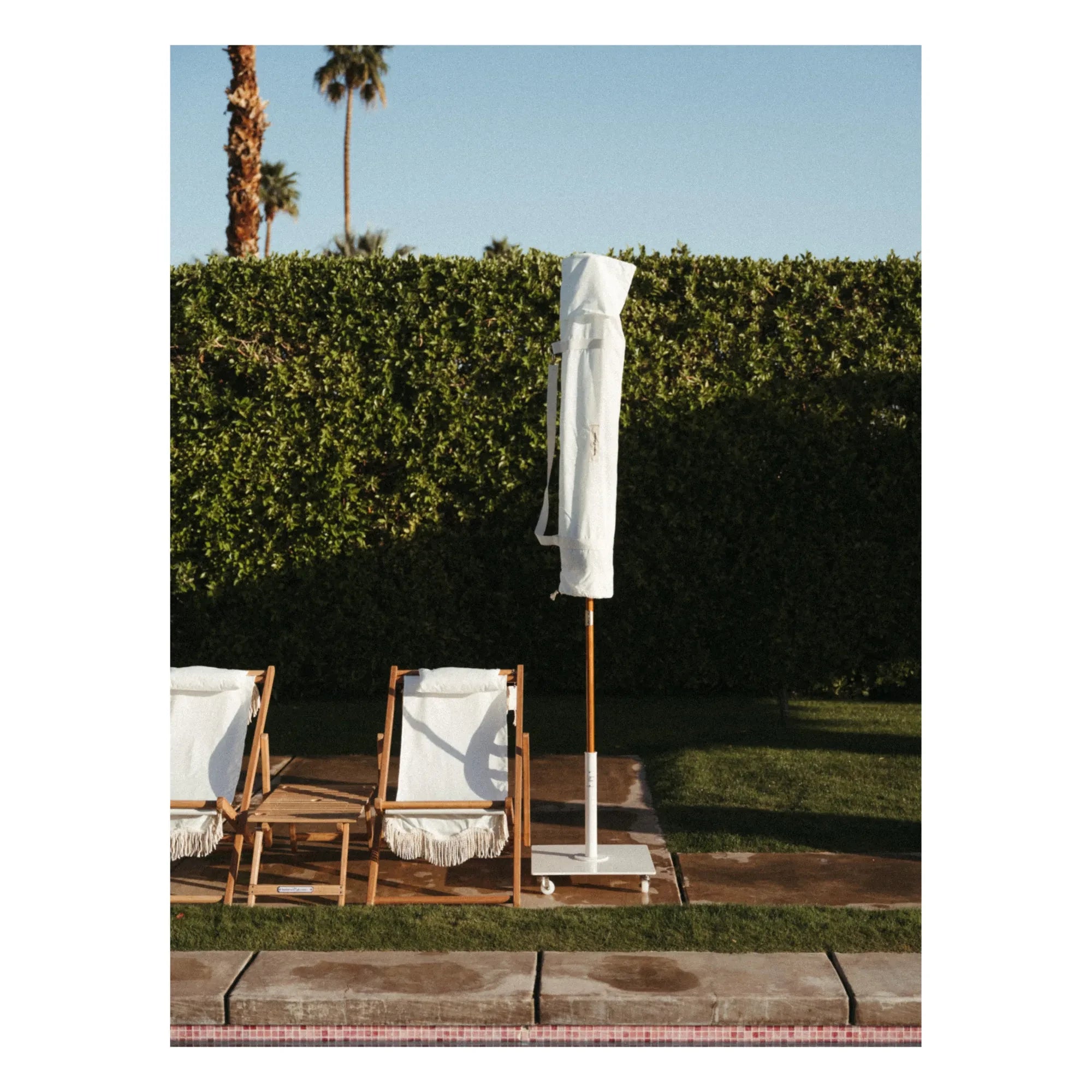 Business & Pleasure Co. - Soporte para sombrilla | Blanco