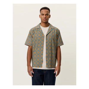 Les Deux - Camisa de manga corta de algodón orgánico Lukas Arabesque | Arcilla verde
